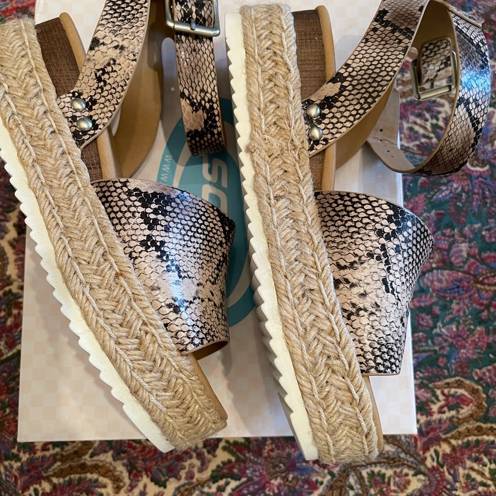 Soda sandals size 7 snakeskin color🔥 - Picture 2 of 3
